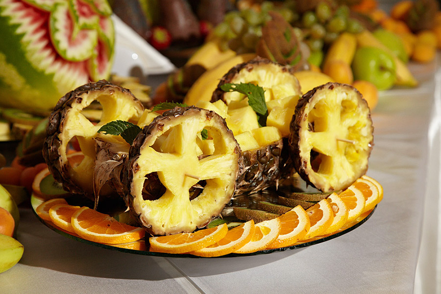aranjament de nunta de ananas taiat in forma de caruta