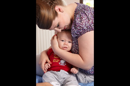 mama protectoare cu bebe mic