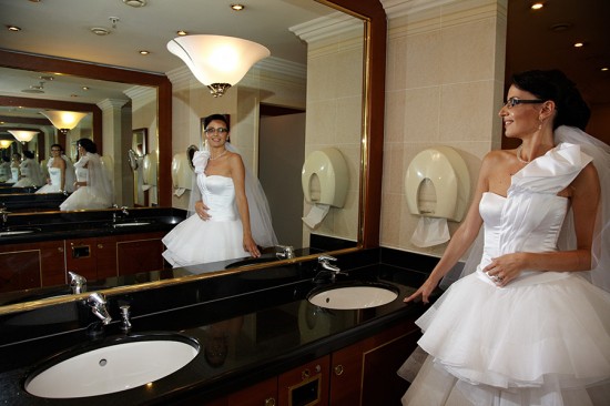 mireasa intr-o reflexie infinita in toaleta Marriott