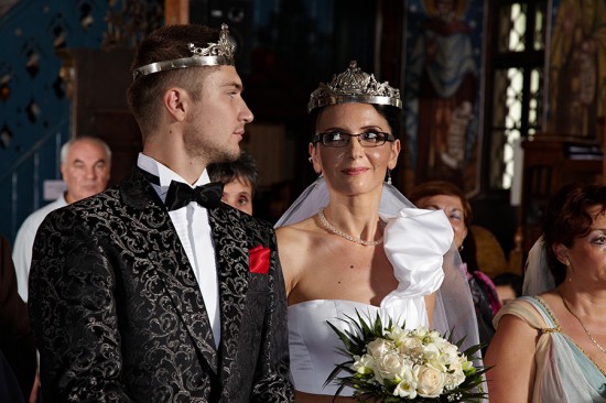 ocheada intre mirii cu cununii pe cap