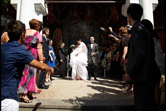 la iesirea din biserica invitatii arunca cu grau
